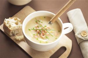 Sopa de endibias y gambas. Receta disponible. 
Endive and Shrimp Soup
