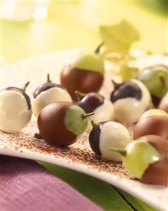 Cocina de Navidad. Uvas cubiertas de chocolate. Receta disponible TR. 
Christmas Cuisine.  Chocolate Covered Grapes.