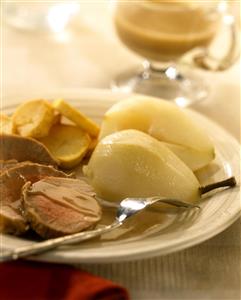 Cerdo asado con peras. Receta disponible.
Roast Pork with Pears.