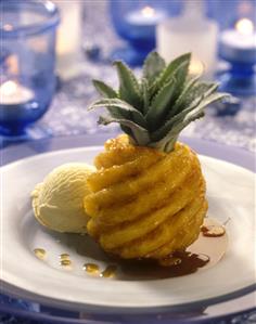 Piña asada con helado de vainilla. Receta disponible.
Roast Pineapple with Vanilla Ice Cream.