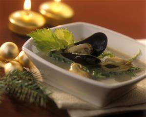 Cocina de Navidad. Sopa de lentejas, col y mejillones. Receta disponible. Lentils Soup with Cabbage and Mussels