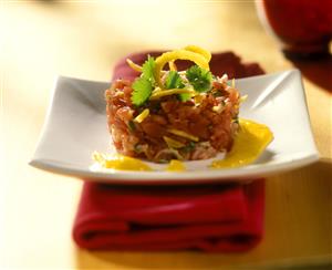 Tartar de atun con coulis de mango. Receta disponible.
Tuna Tartar with Mango Coulis (Sauce).