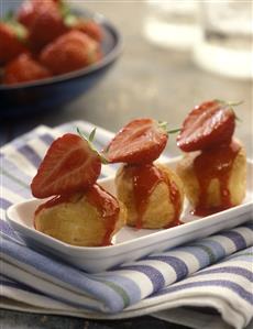 Profiteroles con fresones. Receta disponible.
Profiteroles or Cream Puffs with Strawberries. 