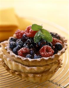 Tartaletas con requeson y frutos rojos. Receta disponible TR.
 Requeson Cheese and Red Fruits Tarts.
