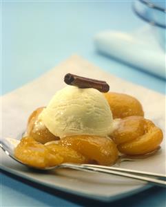 Albaricoques en almibar con helado. Receta disponible.