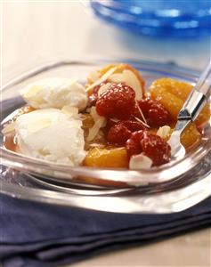 Queso blanco con albaricoques y frambuesas. Receta disponible.
White Cheese with Apricots and Raspberries.