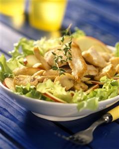 Ensalada con pollo, champiñones y manzanas. Receta disponible.
Salad with Chicken, Champignon Mushrooms, and Apples.
