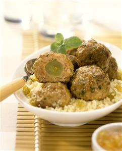 Albondigas rellenas de uvas. Receta disponible.
Meatballs Stuffed with Grapes.
