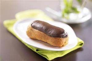 Pastelito con chocolate (Pasta choux). Receta disponible.
