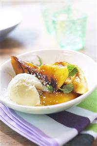 Mango a la brasa con helado de vainilla y coco. Receta disponible TR
