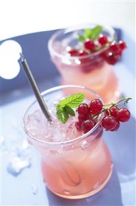 Vodka al jengibre con grosellas. Receta disponible
Vodka with Ginger and Currants.
