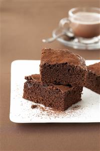 Brownies y taza de cafe. Receta disponible.
