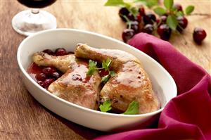 Muslos de pollo con cerezas. Receta disponible.
