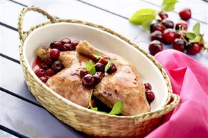 Muslos de pollo con cerezas. Receta disponible TR.
