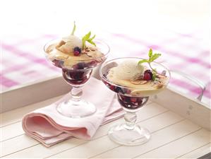 Sabayon con frutos rojos y helado. Receta disponible.