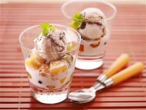 Delicias de frutas con helado. Receta disponible TR.