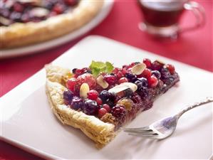 Tarta con frutas del bosque. Receta disponible.