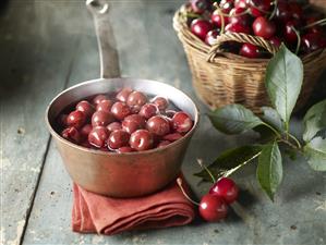 Cerezas en almibar. Receta disponible.