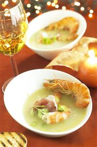 Cocina de Navidad. Sopa de gambas con queso brie. Receta disponible TR.
 Christmas Cooking. Schrimps Soup with Brie Cheese.