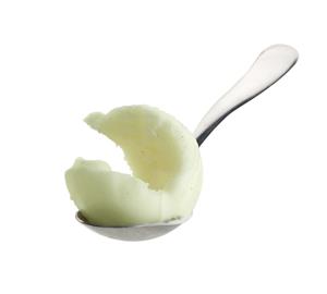 Helado de manzana verde en una cuchara.