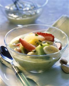  Ensalada de frutas con mousse de pistachos. Receta disponible. Paso a paso disponible.
Fruit Salad with Pistachio Mousse. 
 