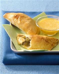 Calzone de ruibarbo con coulis de naranja. Receta disponible. Paso a paso disponible.
Rhubarb Calzone with Orange Coulis
