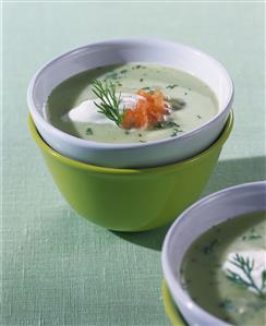 Sopa de pepino con salmon ahumado. Receta disponible.