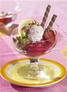 Copa de helado con fresones. Receta disponible.
