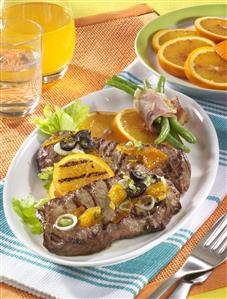 Roast beef con salsa de aceitunas y naranja. Receta disponible.