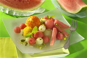 Melon y sandia con bolas de helado. Receta disponible.
