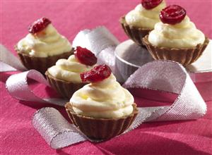 Cocina de Navidad. Cestitas con crema de coco y guindas. Receta disponible.
