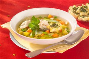 Cocina de Navidad. Sopa de pescado y hortalizas con picatostes en forma de estrella. Receta disponible.