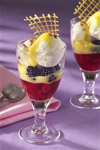 Helado con moras y frambuesas. Receta disponible.

