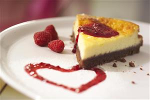 Tarta de requeson con coulis de frambuesas. Receta disponible.
