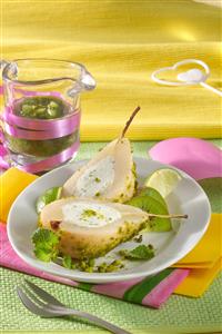 Pera con queso, pistachos y salsa de kiwi. Receta disponible.
