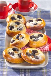 Pastelitos con queso y ciruelas. Cocina checa. Receta disponible.
