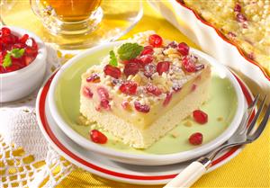 Tarta con cerezas confitadas. Receta disponible.
