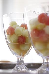 Bolitas de melon y sandia en copas. Receta disponible.
