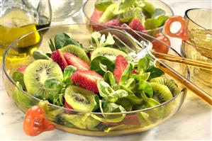 Ensalada con fresones y kiwis. Receta disponible.
