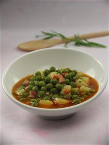 Sopa de hortalizas con guisantes. Receta disponible.
