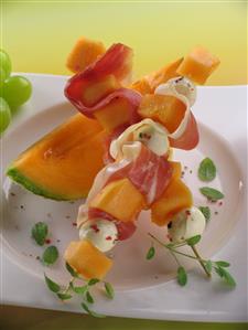 Brocheta de melon con jamon. Receta disponible.
