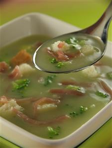 Sopa de brecol con jamon ahumado. Receta disponible.
