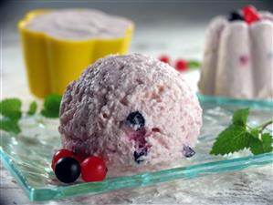 Helado de yogur y frutos rojos. Receta disponible.
