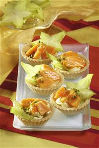 Tartaletas con papaya y carambola. Receta disponible.
