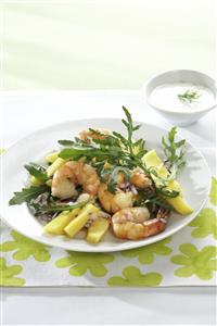 Ensalada con mango, camarones y rucula. Receta disponible.
