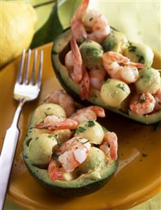 Aguacates rellenos con una ensalada de aguacate y gambas. Receta disponible.