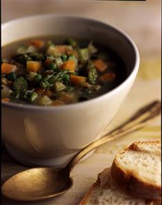 Sopa de esparragos, zanahorias y guisantes. Receta disponible.