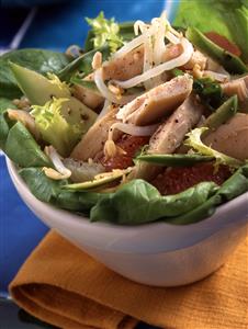 Ensalada de pollo con aguacate. Receta disponible.