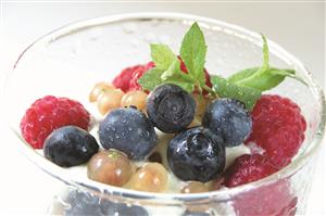 Helado de nata con frutas del bosque. Receta disponible.