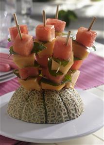 Brochetas de sandia y melon con menta. Clavadas en la corteza de medio melon. Receta disponible.